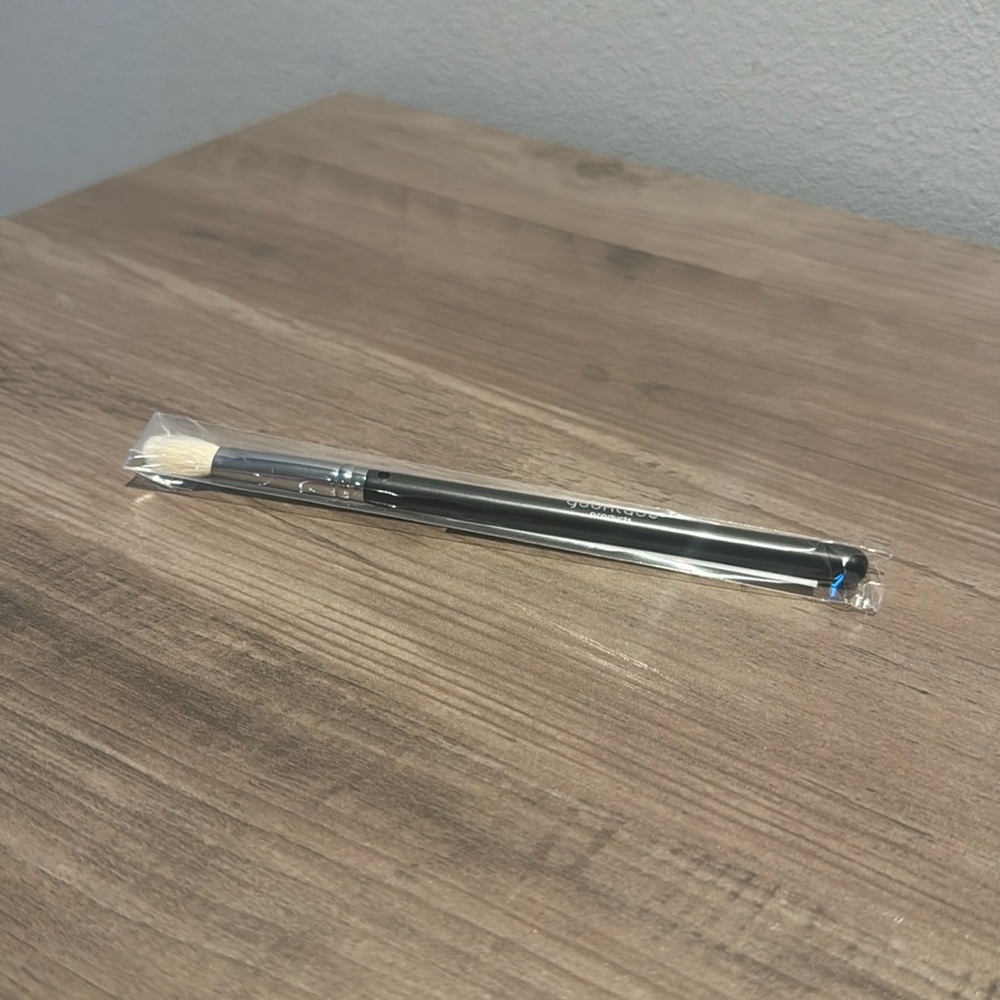 Younique Fluffy Crease Brush